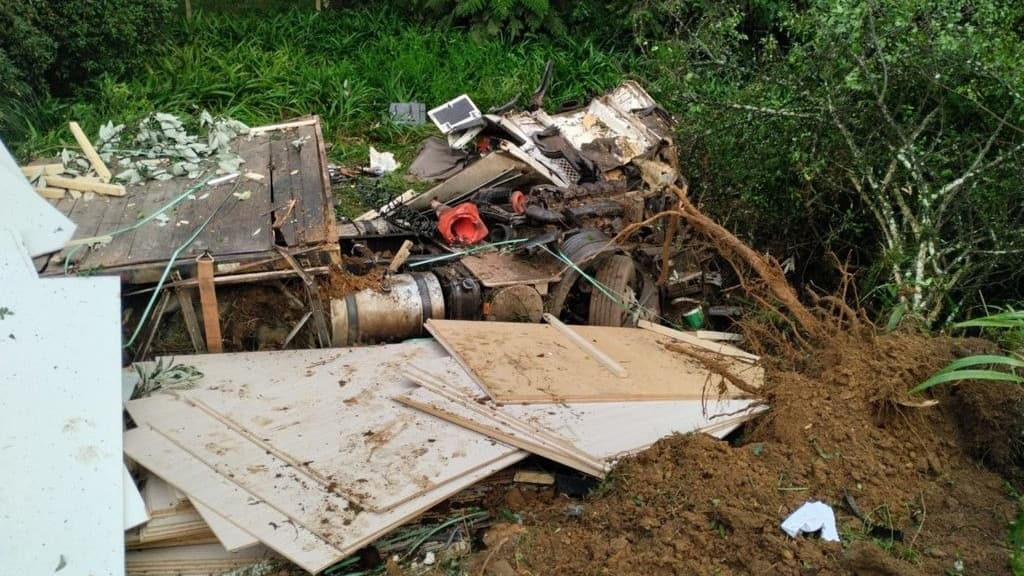 Motorista fica preso às ferragens após carreta cair em ribanceira na BR-116