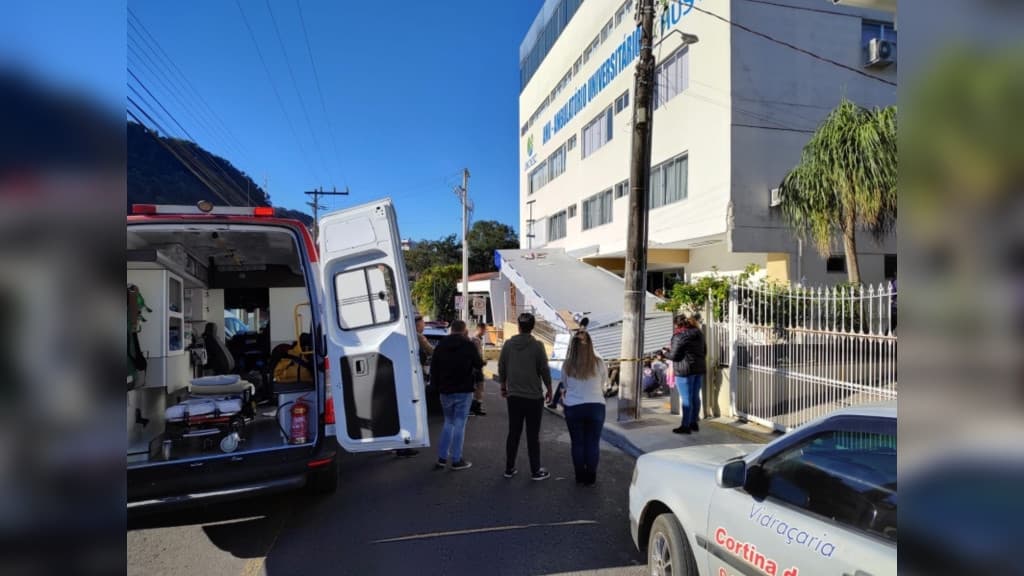Estrutura metálica despenca de ambulatório e deixa senhora ferida