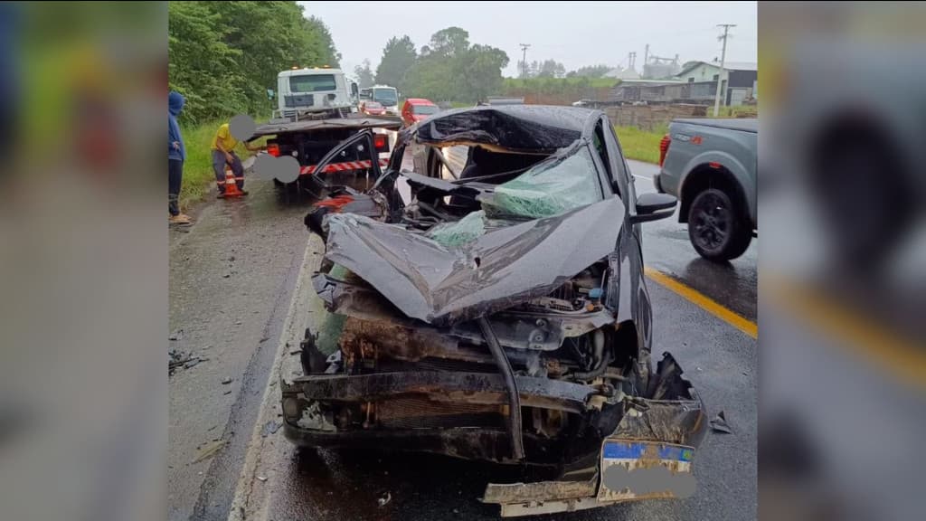 Carro fica destruído em colisão na BR-470, em SC