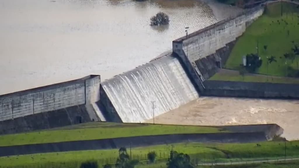 Barragem transborda em SC após atingir 100% da capacidade