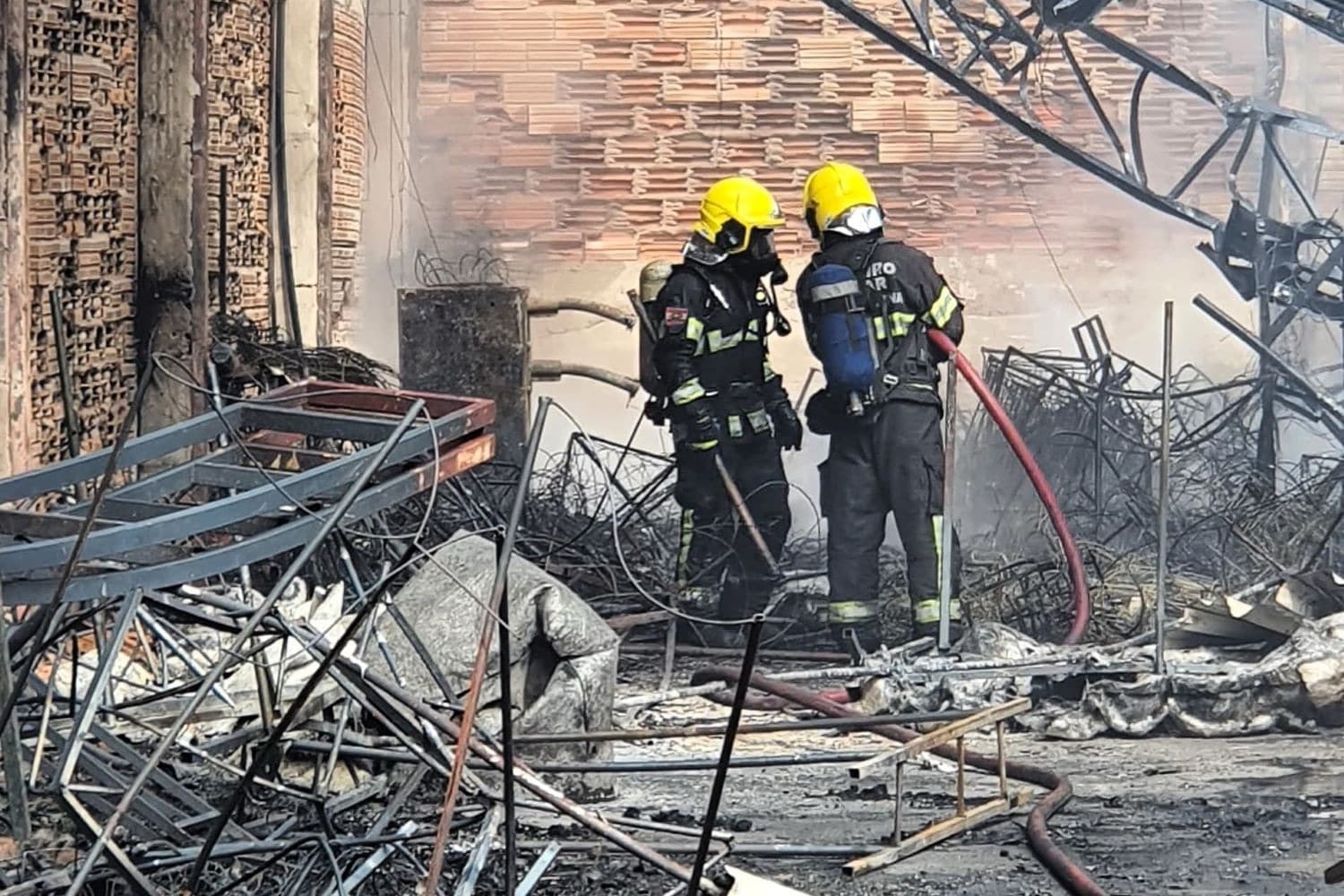 Incêndio destrói barracão da escola Vale Samba em SC; bombeiros investigam causas