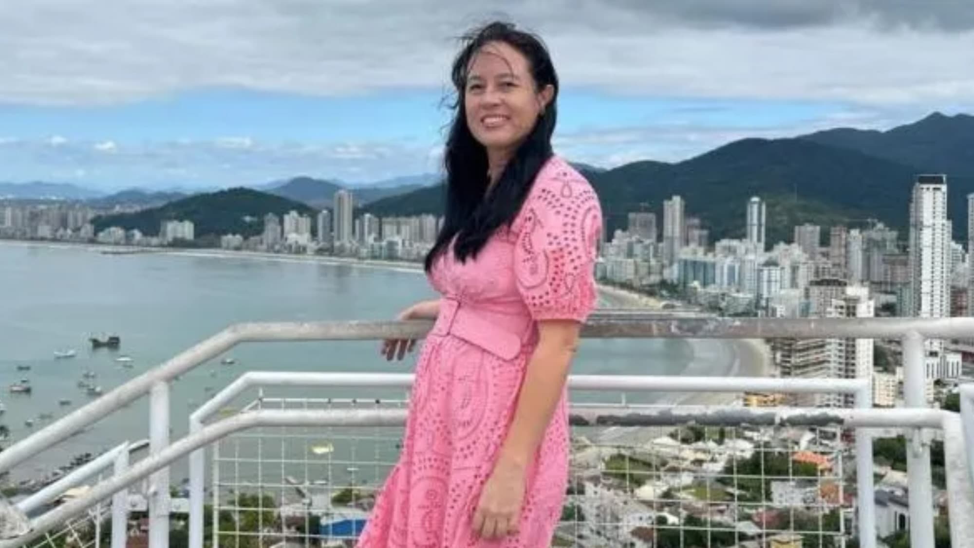 Mulher é encontrada morta na praia de Itapema e marcas no corpo levantam dúvidas