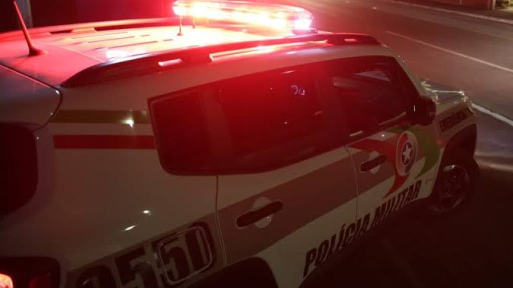 PM frustra tentativa de descarte de drogas por adolescente