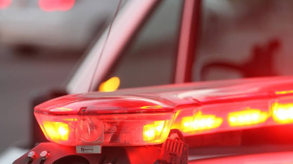 Idoso é preso após arremessar banco de madeira na esposa
