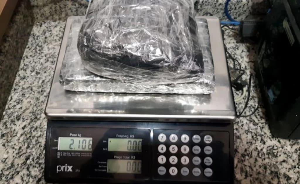 Jovem de 18 anos é presa com cocaína avaliada em  R$ 300 mil na BR 470