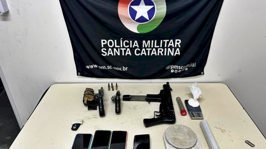 Bandidos envolvidos em roubo de BMW são pegos com metralhadoras