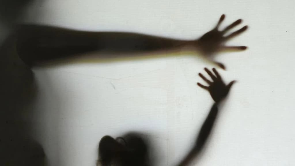 Mãe encontra filha de 10 anos de banho tomado após estupro em SC