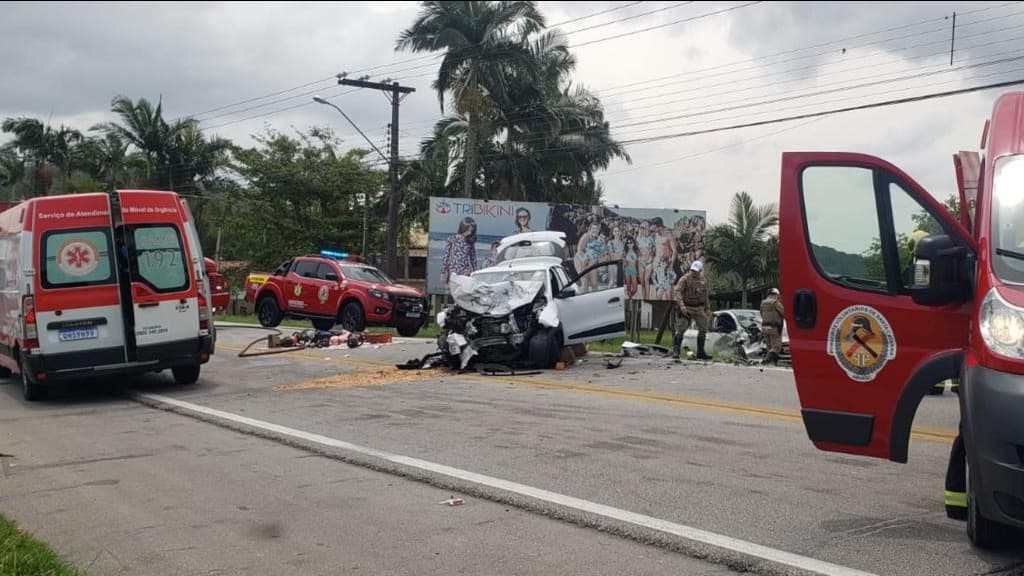 Grave acidente entre dois veículos deixa gestante e duas pessoas feridas