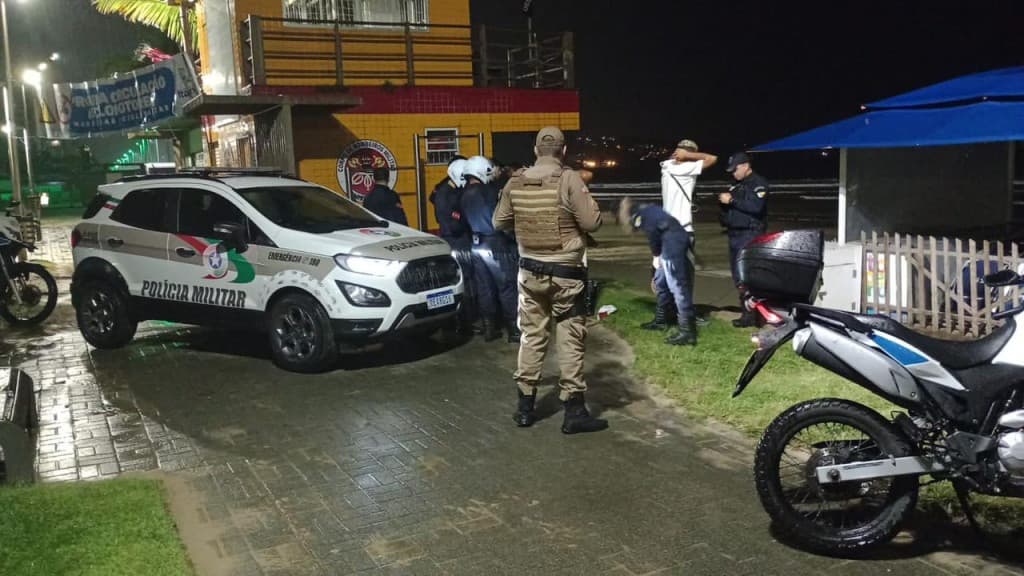 Ladrão arranca celular de vítima que caminhava na orla da Meia Praia, em Itapema