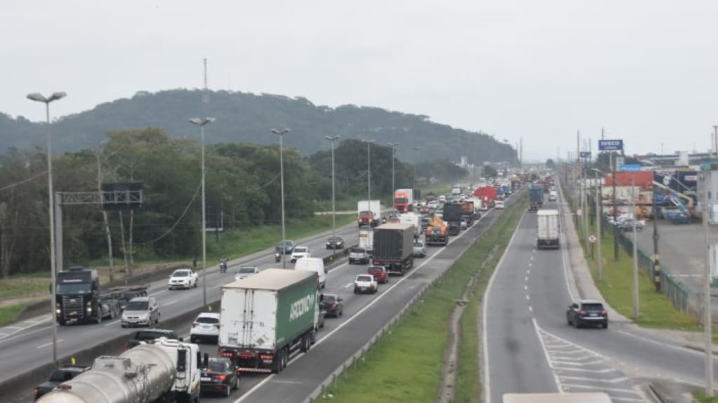 Litoral Catarinense: Trânsito Intenso na BR-101 complica acesso às praias