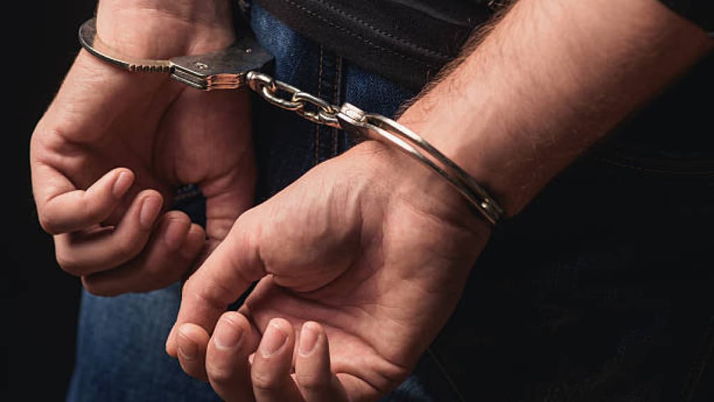 Pai é preso por violência doméstica após denúncia corajosa do filho de 11 anos
