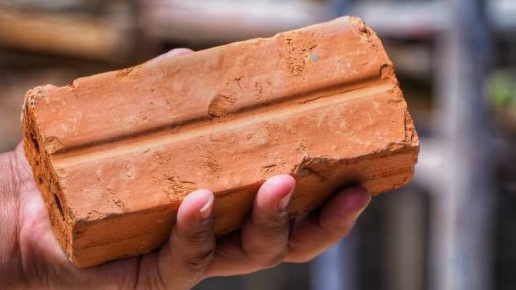 Ladrão quebra porta de mercado com tijolo para furtar computador, mas se dá mal