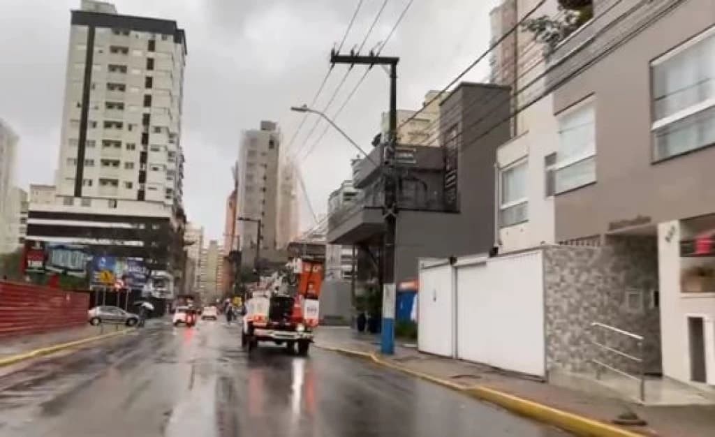Ciclone deixa mais da metade de Itapema sem energia elétrica