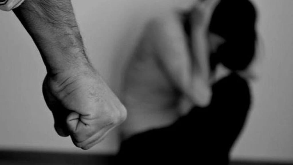 Homem é preso após espancar mulher com coleira de cachorro e espátula, em Balneário Camboriú