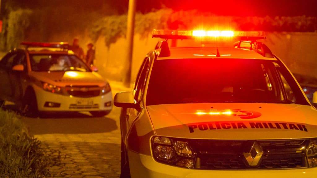 Homem é preso ao ser flagrado tentando estrangular esposa
