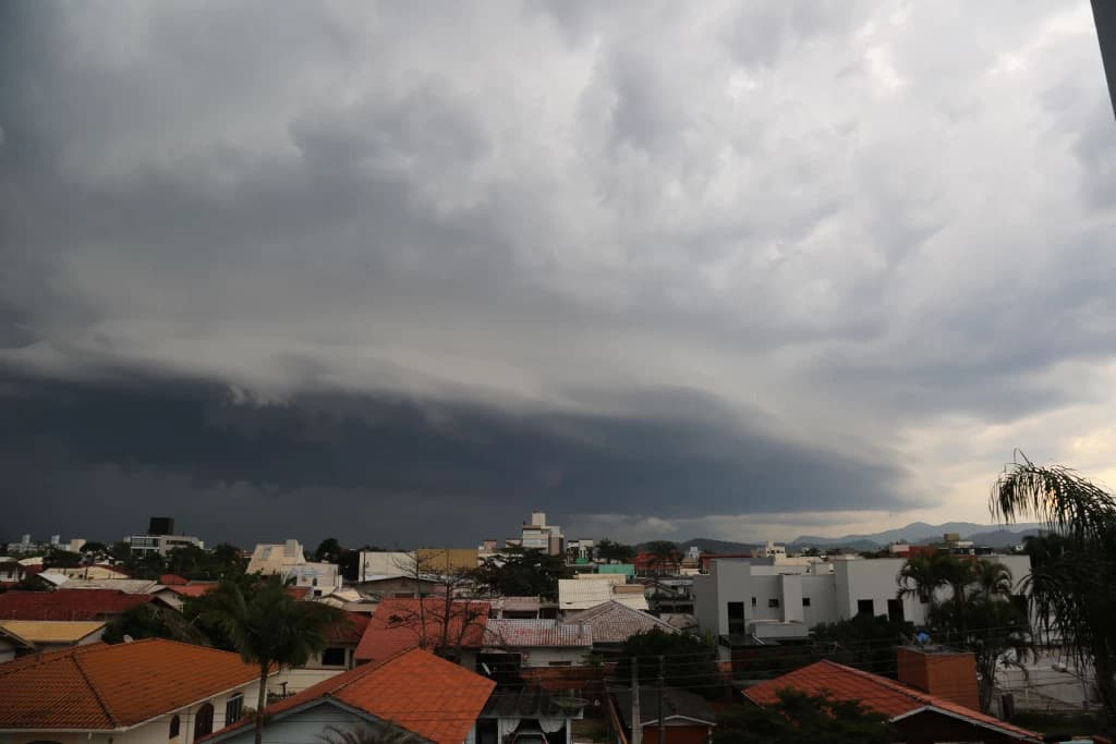 Defesa Civil emite alerta para temporais em SC nesta segunda-feira
