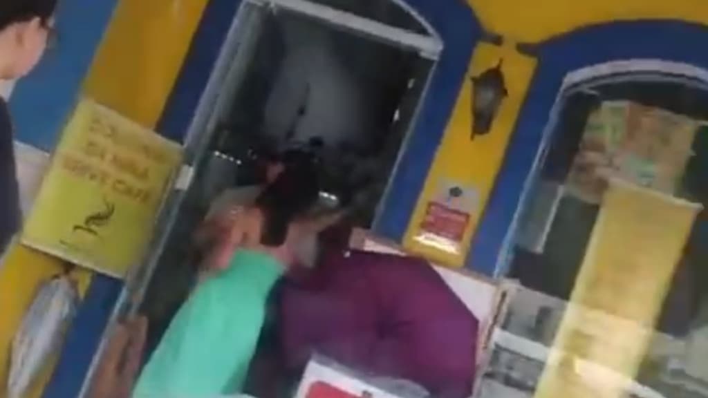 VÍDEO: Turista pede para seu marido “atirar na cara” de comerciante, em Porto Belo