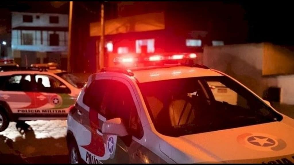 Jovem troca tiros com a polícia após agredir companheira em Biguaçu
