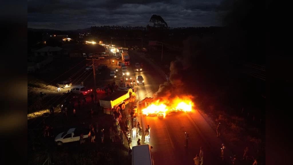 Manifestantes bloqueiam totalmente SC-410 em Tijucas