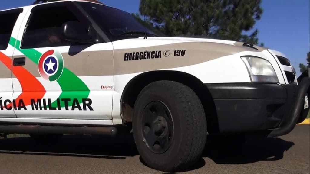 Criminoso assalta estabelecimento e ameaça funcionário com faca em Indaial