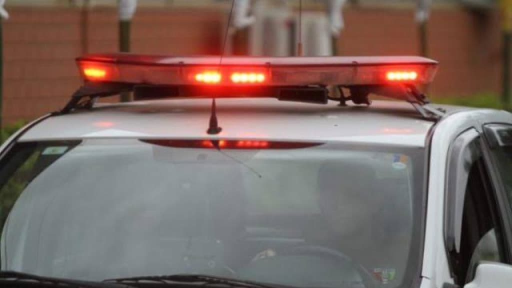 Filha e mãe idosa são rendidas por assaltantes armados durante assalto em residência