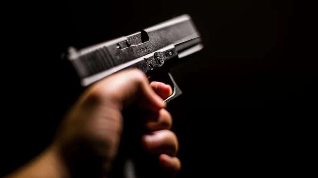 Inconformado com o término, homem invade casa e atira contra ex-mulher e genro