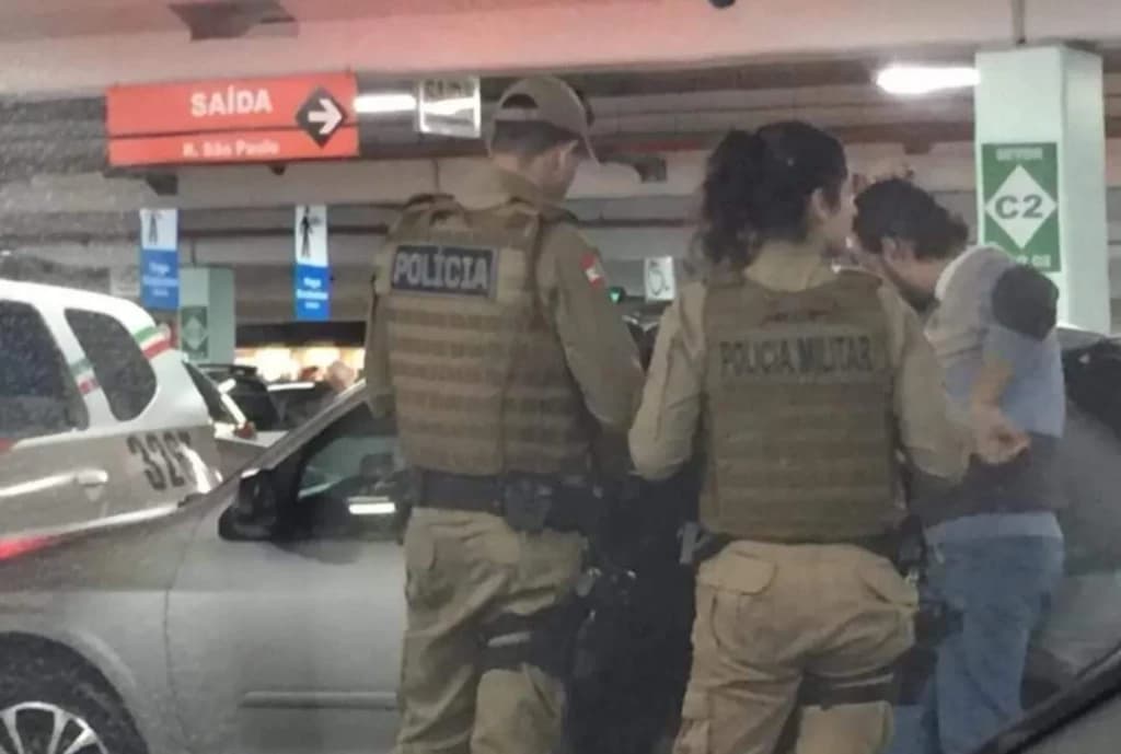 Bebê abandonado em carro teve paralisia cerebral, confirma polícia