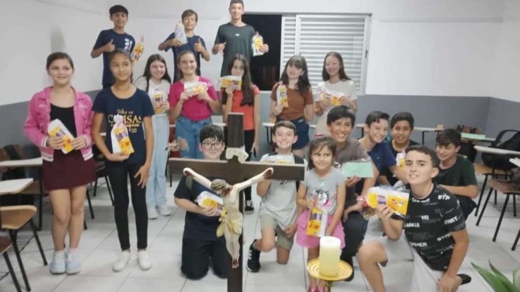 Crianças de SC enviam cartas e doces para o RS; voluntário se emociona ao descobrir caixa