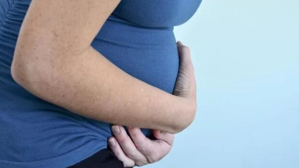 Marido chuta barriga de esposa grávida após crise de ciúmes