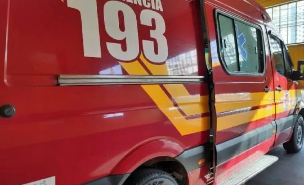 Acidente entre ônibus escolar e caminhonete deixa criança e professora feridas em Itapema