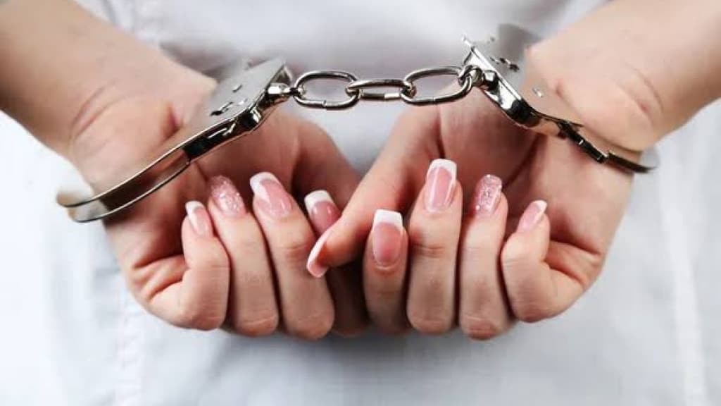 Mulher é presa como cúmplice do marido em estupro de crianças em creche