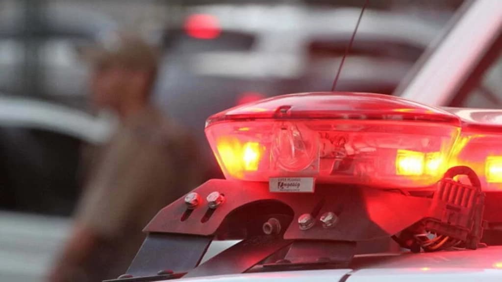 Casal é flagrado fazendo atos sexuais ao lado de criança em sala de cinema