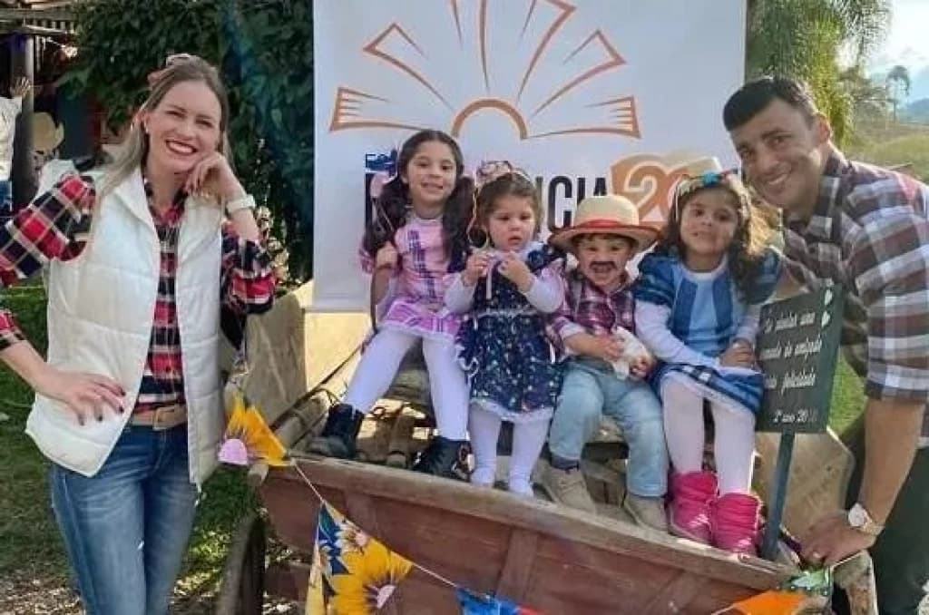 Casal adota  quatro irmãos biológicos em SC