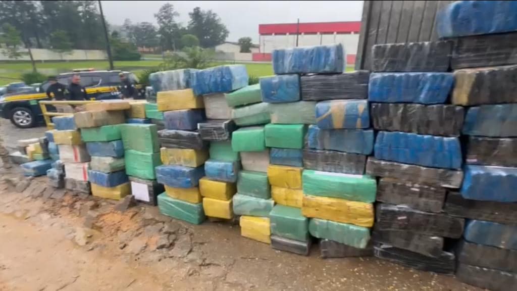 PRF apreende carreta com toneladas de maconha em São José
