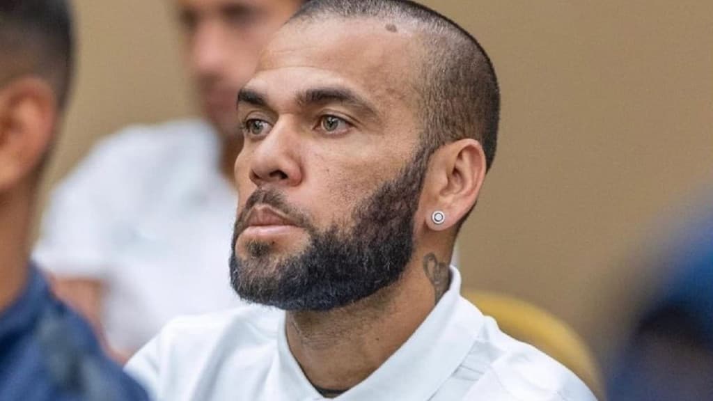 Condenado por estupro, Daniel Alves consegue liberdade provisória na Espanha