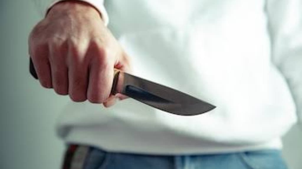 Filho esfaqueia homem que atirou em seu pai no meio da rua