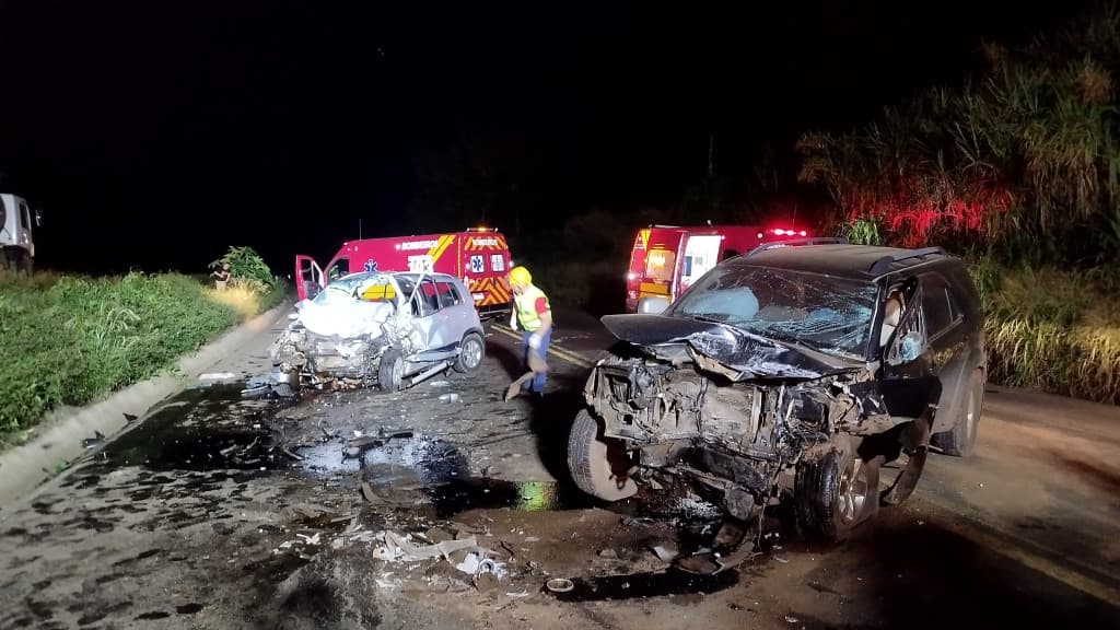 Duas pessoas morrem após colisão frontal entre dois carros na BR-282