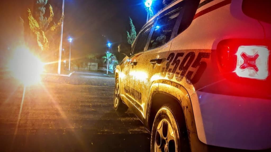 Homem ameaça esfaquear namorada na balada e PM faz descoberta surpreendente