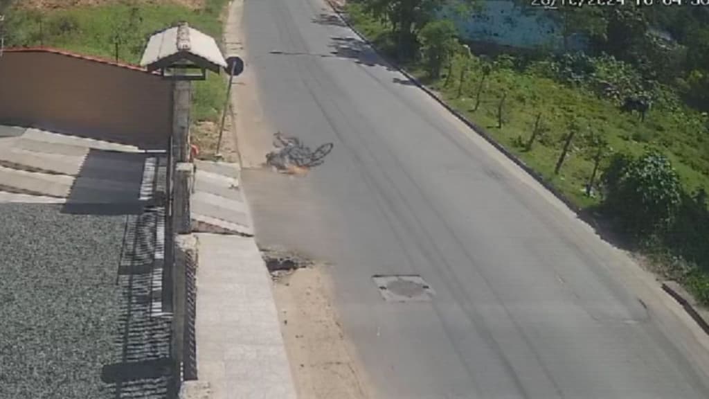 “Olho saiu pra fora”: ciclista sofre gravíssimo acidente ao derrapar em areia no canto de rua