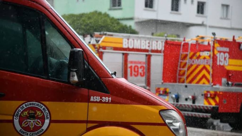 Pintor desmaia e fica pendurado em prédio por duas horas no centro de Florianópolis