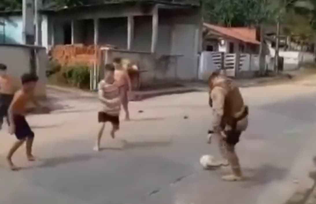 Policial militar catarinense é gravado jogando futebol com crianças e vídeo emociona
