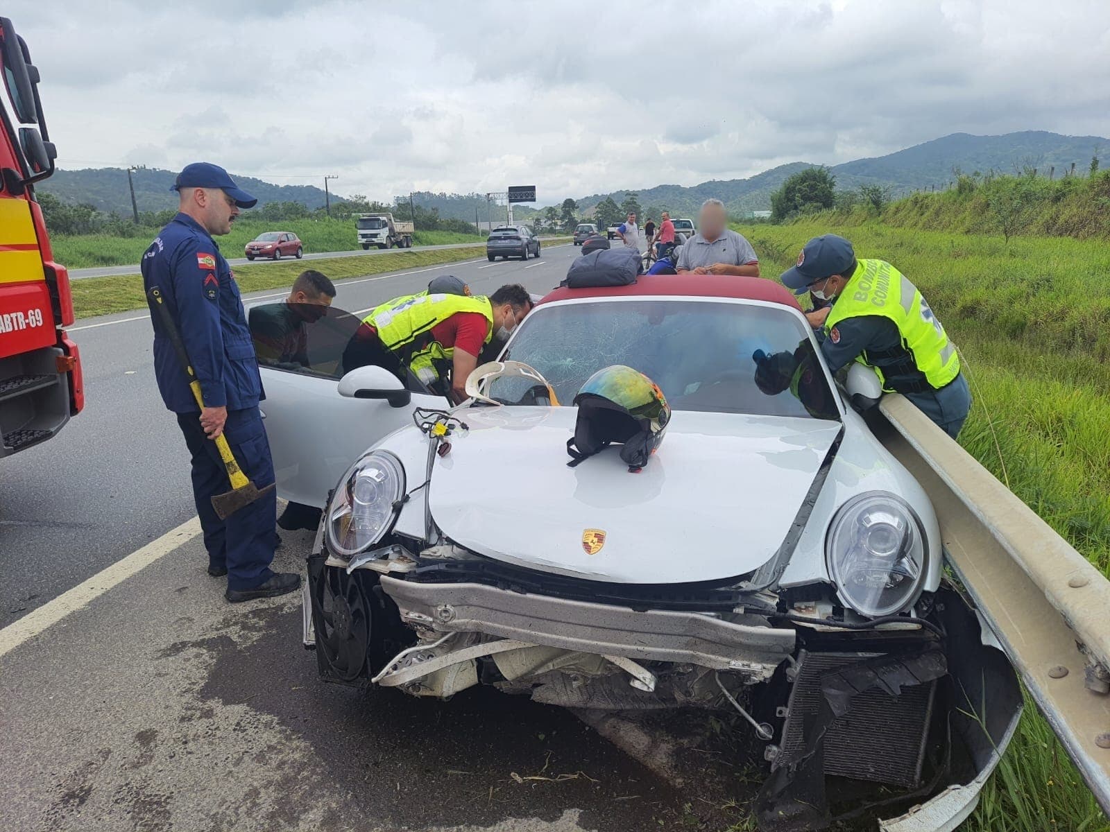 Motorista de Porsche perde o controle e acaba no hospital após acidente na BR-470