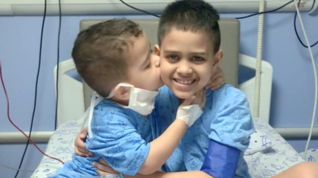 “Pequeno herói”: Menino de 2 anos realiza transplante e salva a vida de irmão mais velho