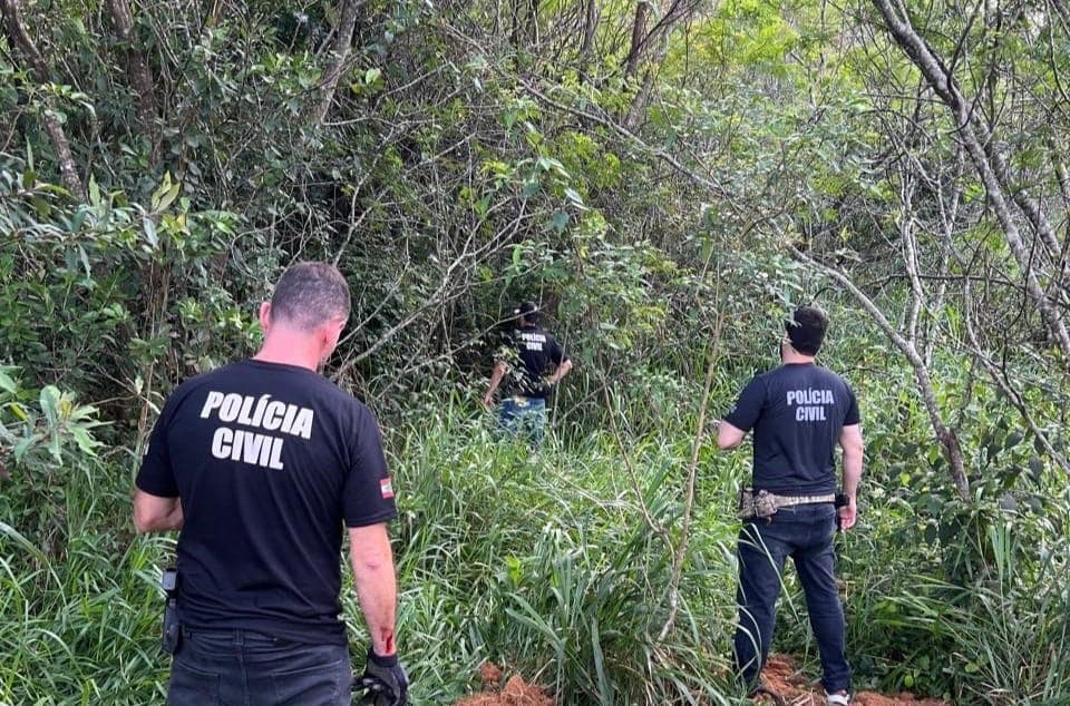 Corpo encontrado em área de mata em São José durante buscas por casal desaparecido