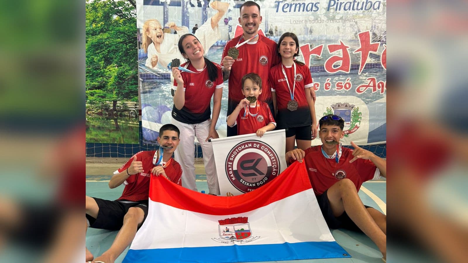 Atletas de Penha se destacam em competição Estadual de Karatê