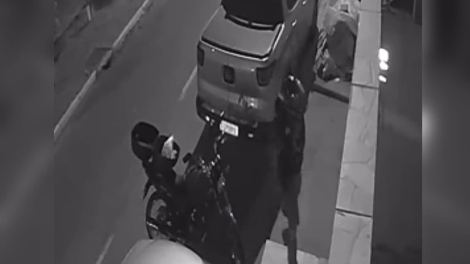 Motoboy derruba portão de residência e agride idoso de 72 anos que pediu para parar de buzinar