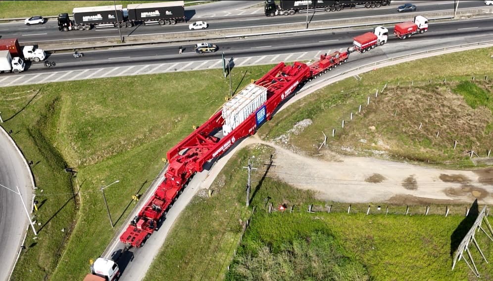 Carga gigante de 450 toneladas provoca bloqueios e lentidão nas BRs-470 e 101