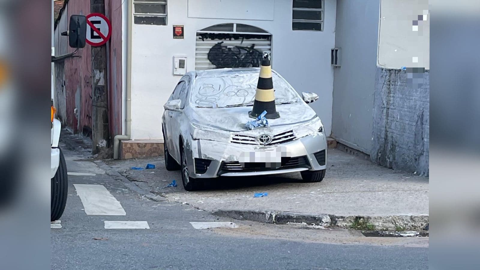 “Tudo branquinho”: Homem pinta carro de vizinho após estacionar na porta de comércio