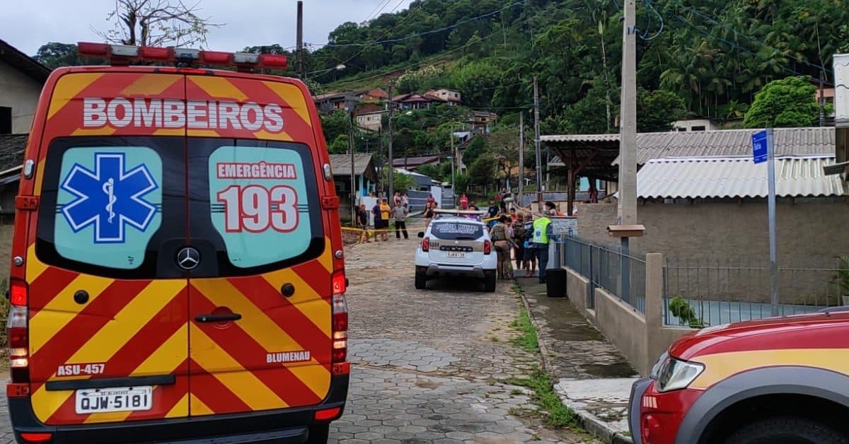 Mulher é esfaqueada dentro de casa em Gaspar e socorrida em estado grave