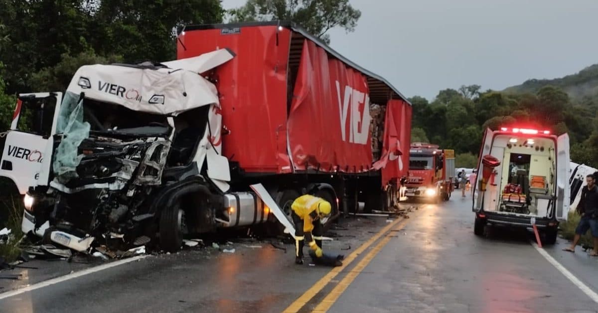 Caminhoneiro morre ao ficar preso nas ferragens após colisão entre carretas na BR-282